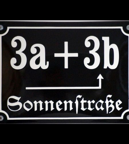 Hausnummer mit Straßenname aus Emaille